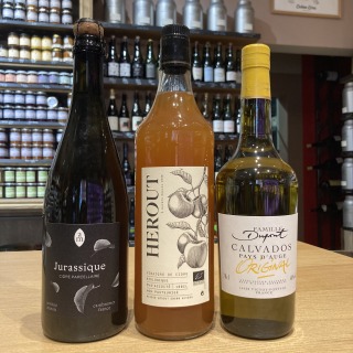Les 3 produits : Cidre Jurassique d'Antoine Marois, Vinaigre de cidre de la Maison Hérout et Calvados Original Dupont